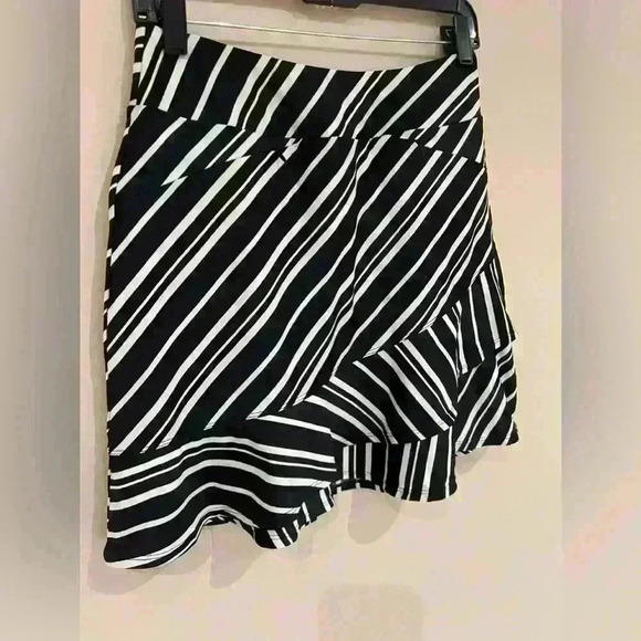 Tail Skort S - Picture 2 of 9